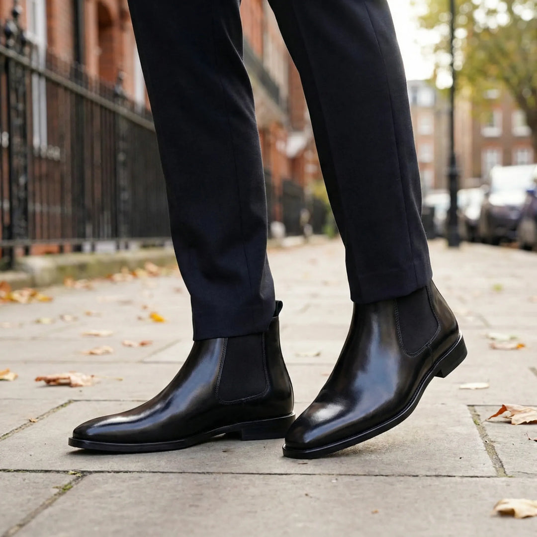 Eleganta svarta herr Chelsea boots 'Anthony' med smidig instegsdesign, perfekt för vardag och fest.