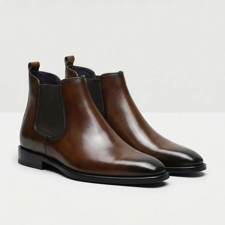 Herr Chelsea boots 'Anthony' i svart. Bekväma ankelhöga slip-on stövlar för en smart och avslappnad stil.