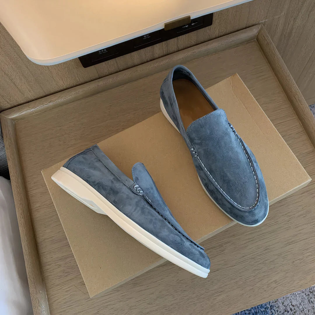 Eleganta svarta herr loafers i läder, slip-on för bekväm vardagsstil. Perfekta formella och casual skor.