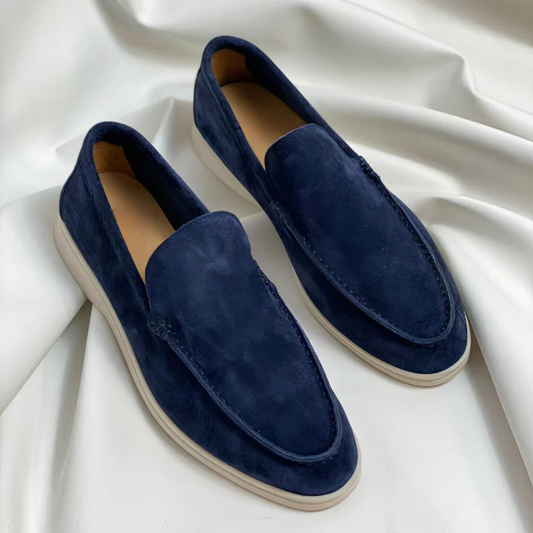 Mörkblå eleganta herr loafers. Mångsidiga skor som passar både formella tillfällen och vardagsbruk.