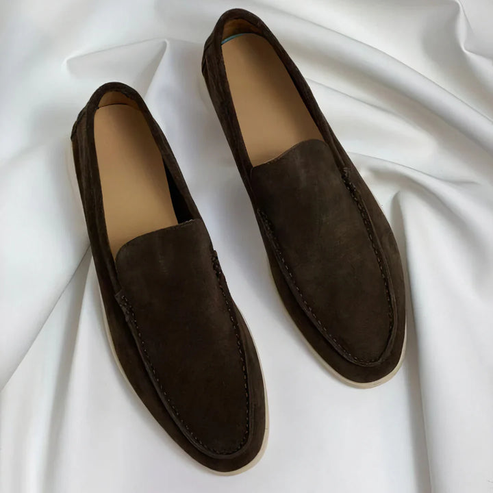 Stilrena grå herr loafers med bekväm slip-on design. Idealiska för moderna män som söker komfort.