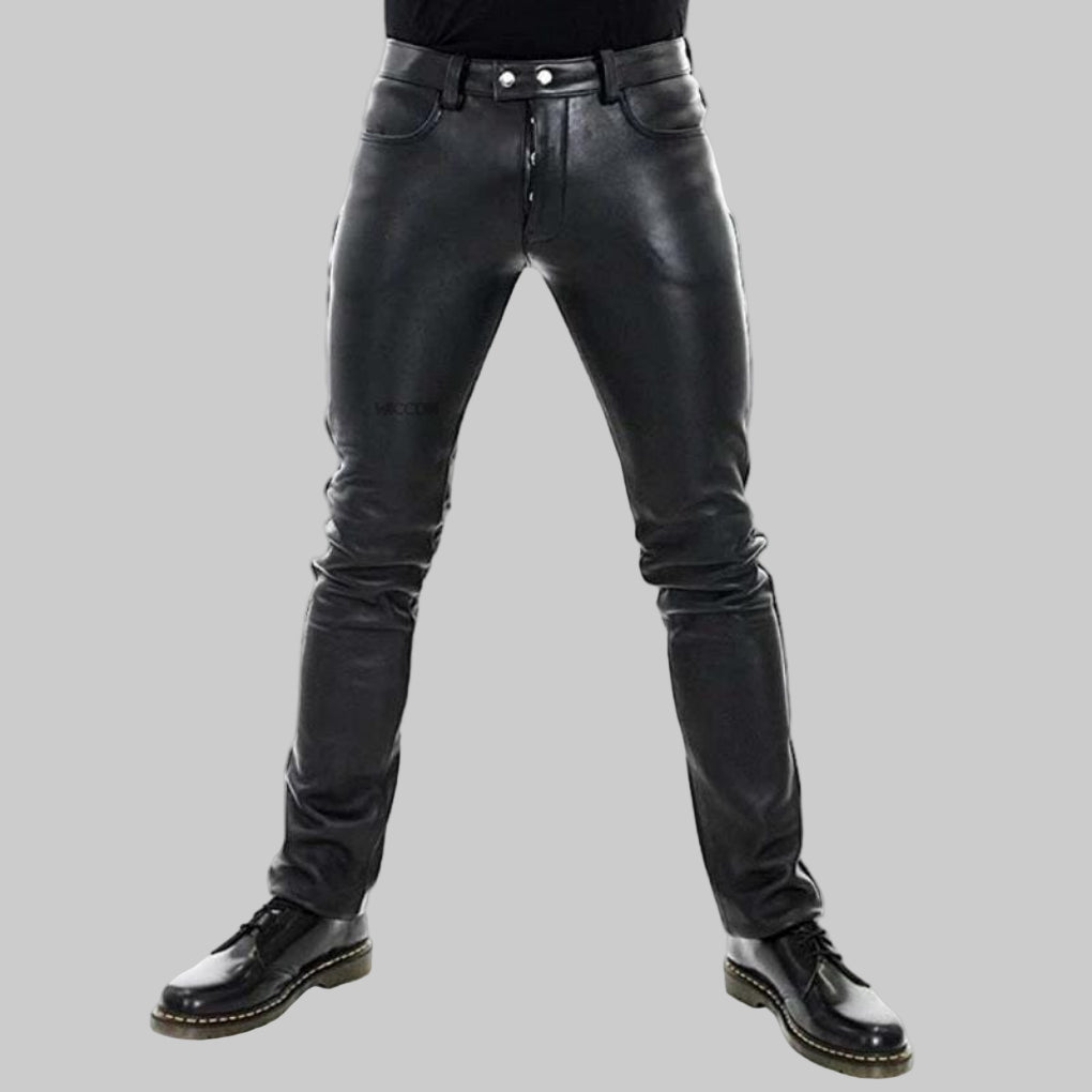 Eleganta svarta herrbyxor slim fit. Mångsidiga kostymbyxor för kontor och vardag i klassisk design, herrmode.