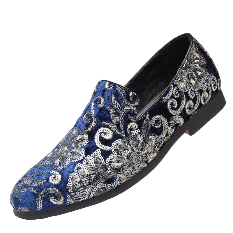 Eleganta svarta slip-on loafers med intrikata broderier, perfekta för formella herrkläder.