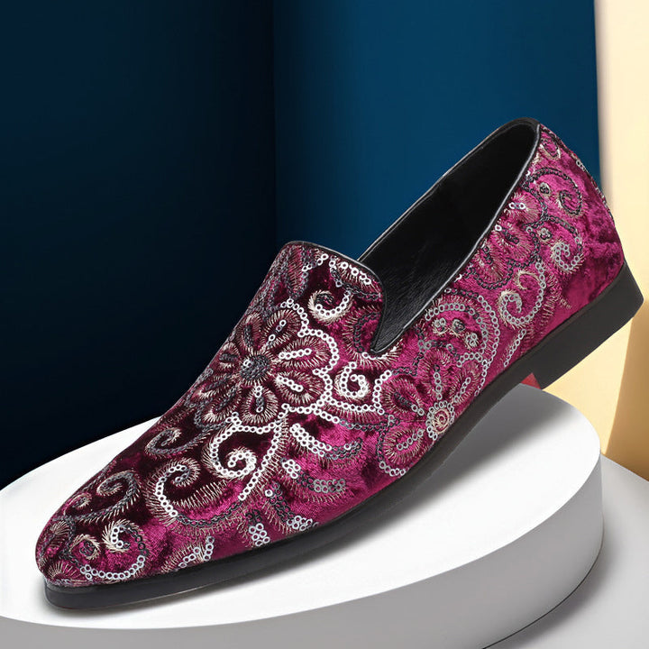 Detaljbild av herr loafers med unikt broderi på ovandelen, visar hantverk och textiltextur.