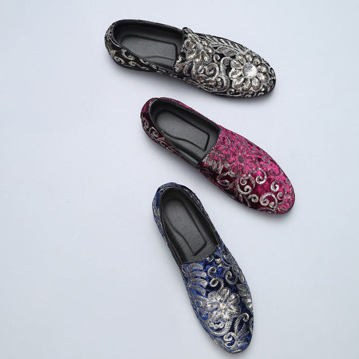 Trendiga herrskor, broderade loafers som slipon, kombinerar komfort med en formell, elegant stil.