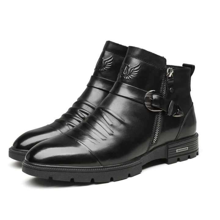 Eleganta svarta slip-on stövlar i läder för herrar, perfekta för höstens formella tillfällen och affärsmöten.