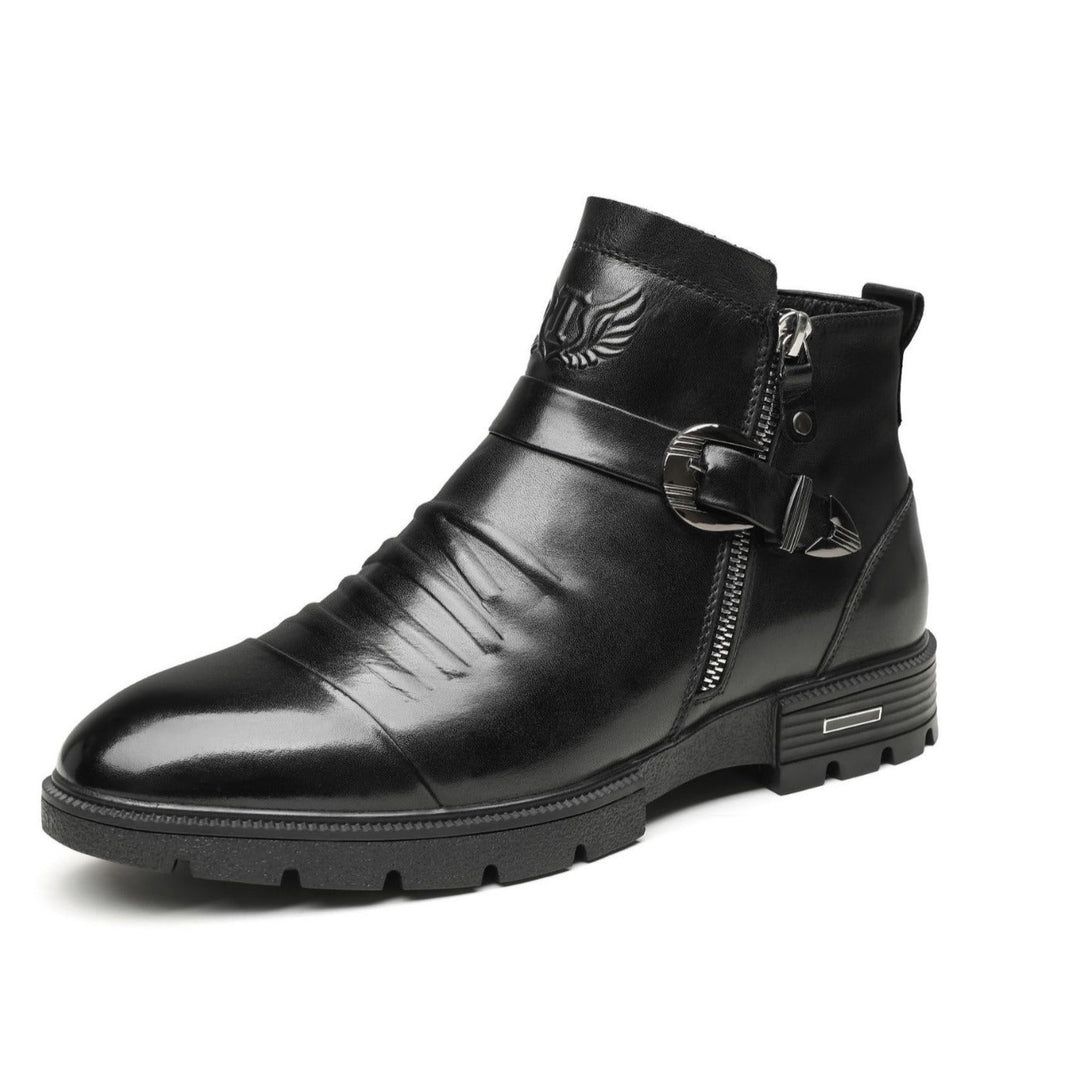 Detaljbild på en elegant svart slip-on läderstövel för män, med fokus på den högkvalitativa finishen.