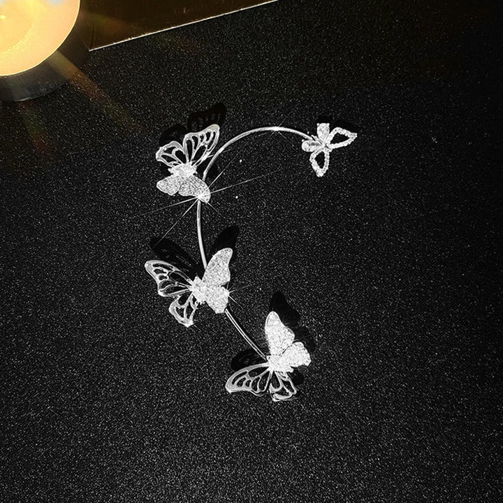 "Eleganta zirkon fjäril örhängen för damer utan piercing, silverfärgade med koppar och gnistrande zirkoner."