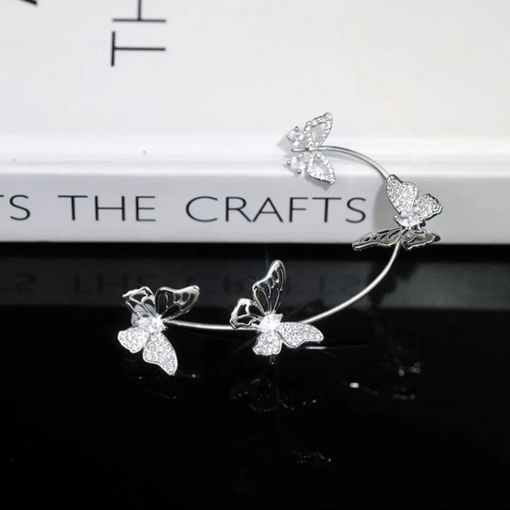 "Eleganta zirkon fjäril örhängen för damer utan piercing, silverfärgade med koppar och gnistrande zirkoner."