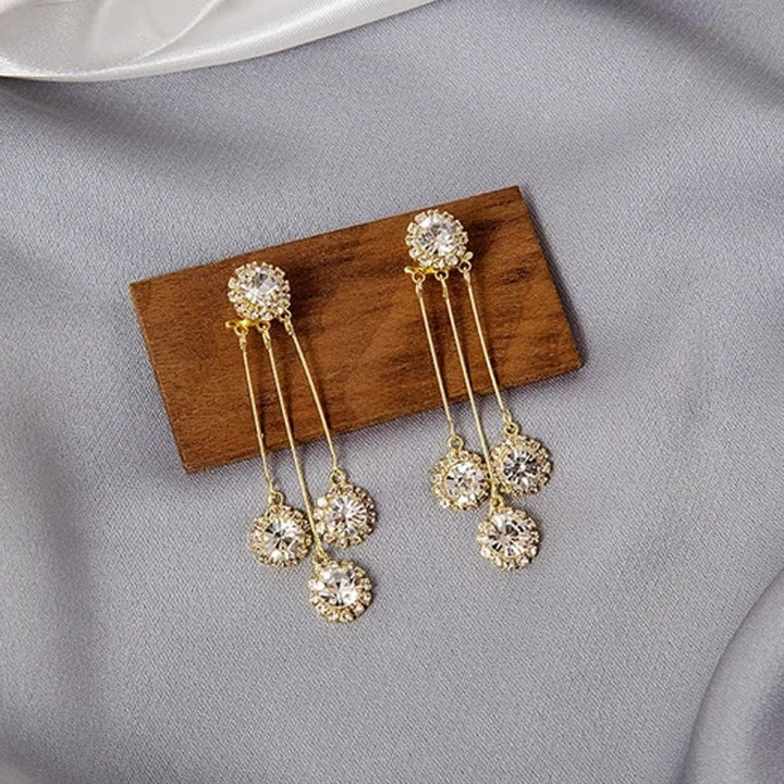 "Eleganta zirkon kronbladsörhängen för damer i silver/guld. Runt design inspirerad av blommor och stjärnfall."