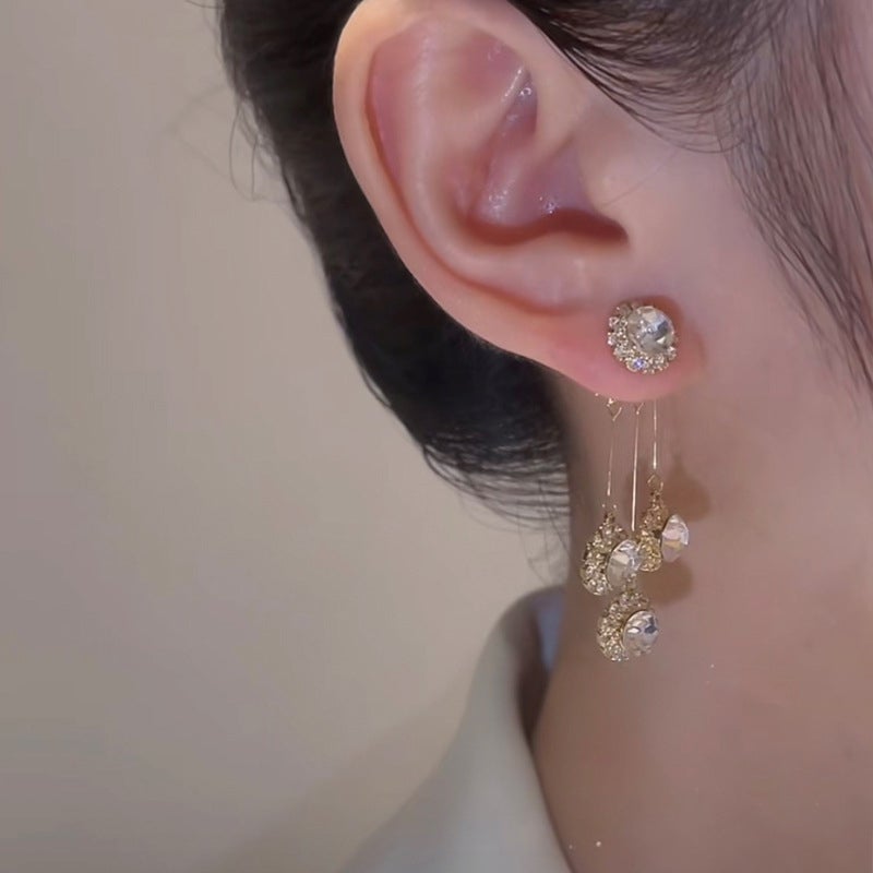 "Eleganta zirkon kronbladsörhängen för damer i silver/guld. Runt design inspirerad av blommor och stjärnfall."