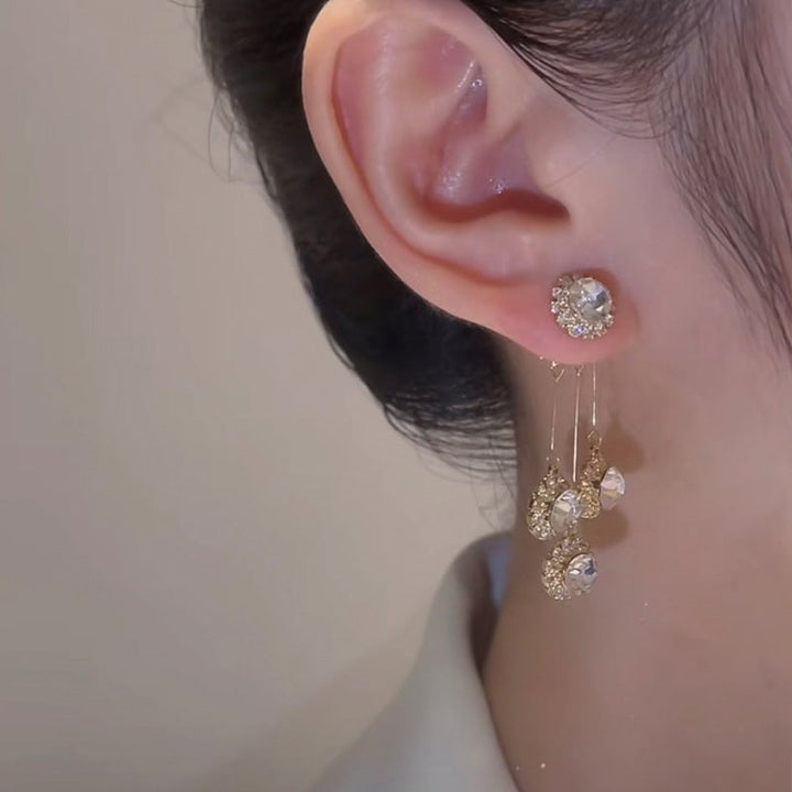 "Eleganta zirkon kronbladsörhängen för damer i silver/guld. Runt design inspirerad av blommor och stjärnfall."