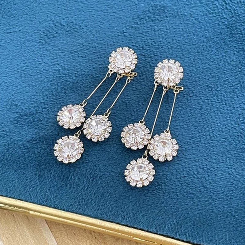 "Eleganta zirkon kronbladsörhängen för damer i silver/guld. Runt design inspirerad av blommor och stjärnfall."