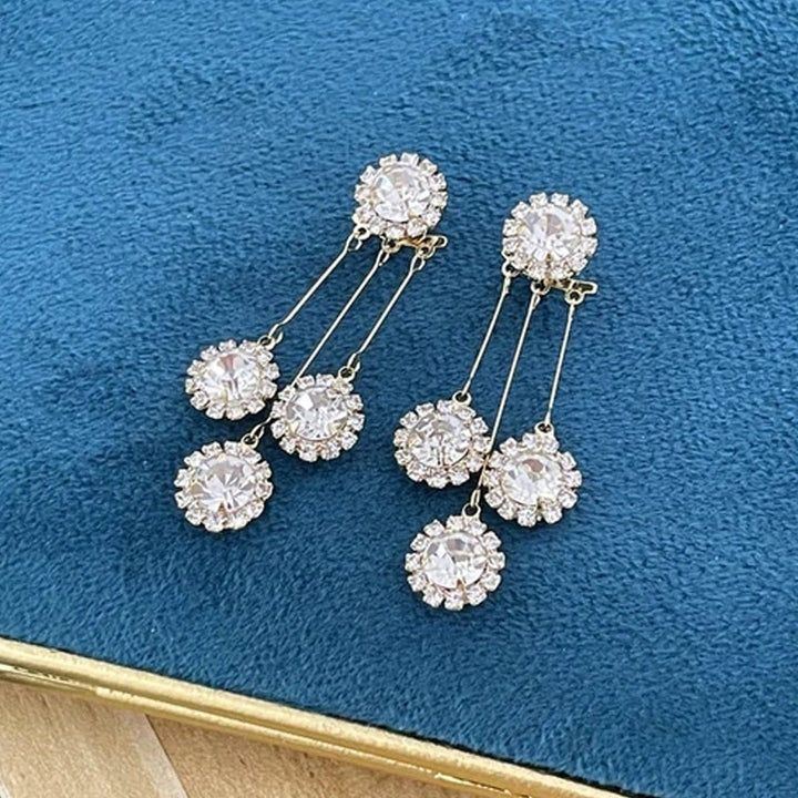 "Eleganta zirkon kronbladsörhängen för damer i silver/guld. Runt design inspirerad av blommor och stjärnfall."