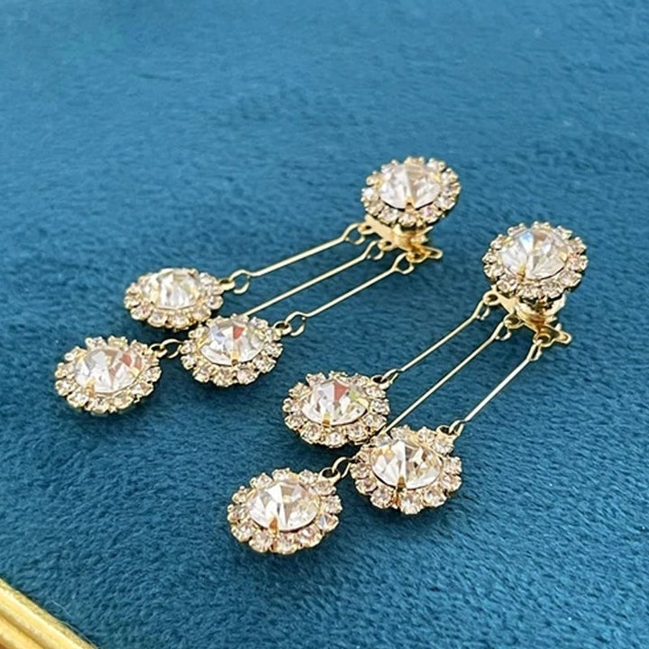 "Eleganta zirkon kronbladsörhängen för damer i silver/guld. Runt design inspirerad av blommor och stjärnfall."