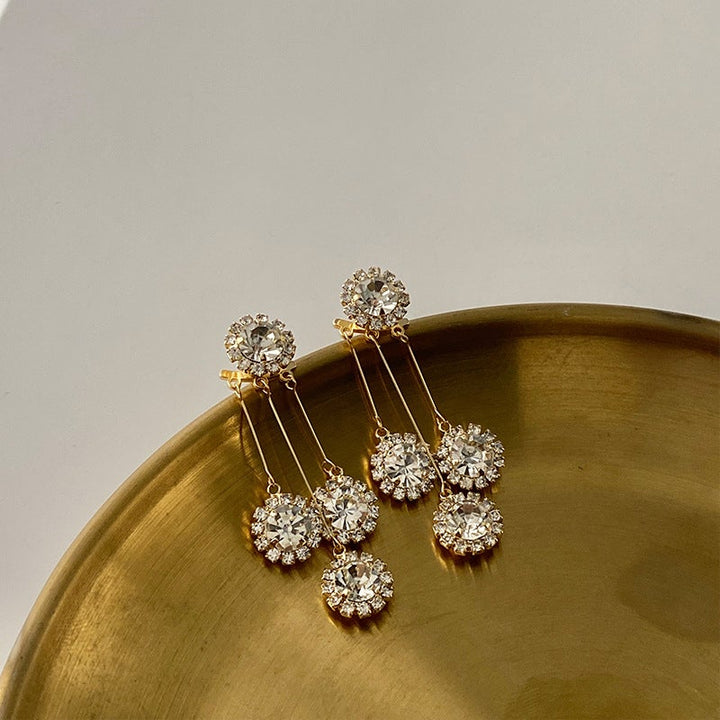 "Eleganta zirkon kronbladsörhängen för damer i silver/guld. Runt design inspirerad av blommor och stjärnfall."
