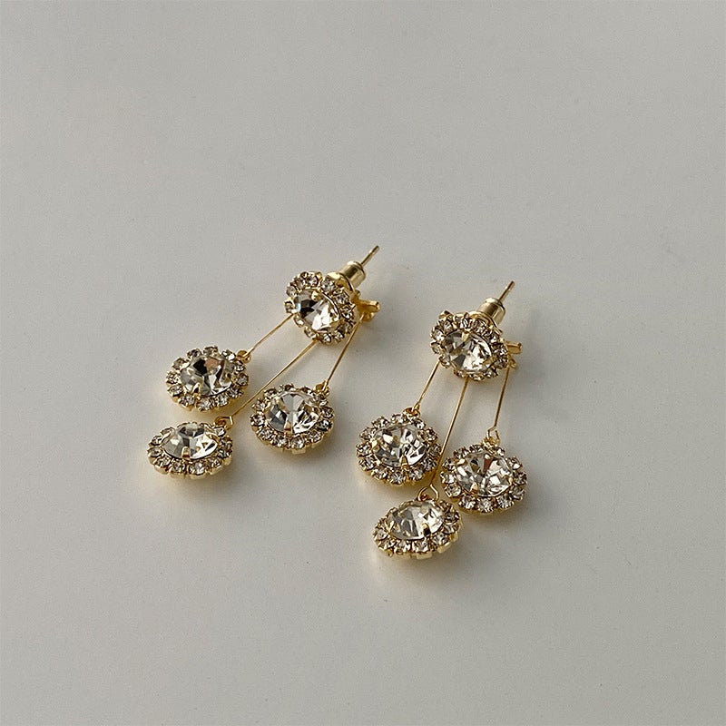 "Eleganta zirkon kronbladsörhängen för damer i silver/guld. Runt design inspirerad av blommor och stjärnfall."