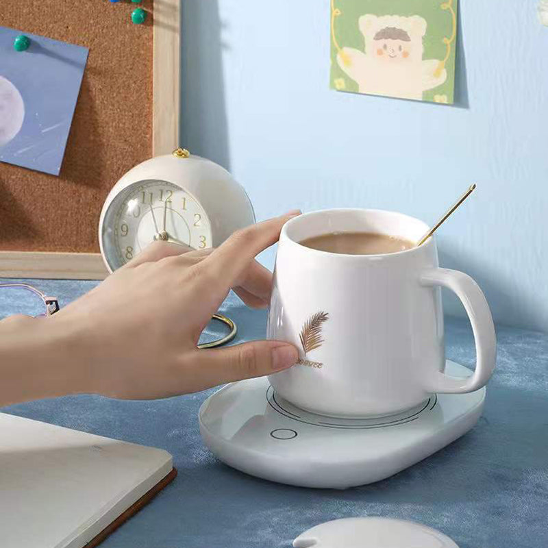 "Elektrisk kaffe-mjölkvärmare i vit och grön, temperaturkontroll, passar flatbottnade koppar, stilren och vattentät design."