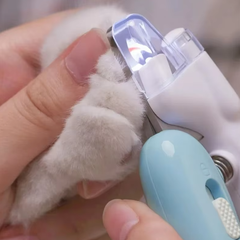 Säker elektrisk kloklippare för husdjur med inbyggt LED-ljus för exakt nagelvård. Perfekt för hund & katt.