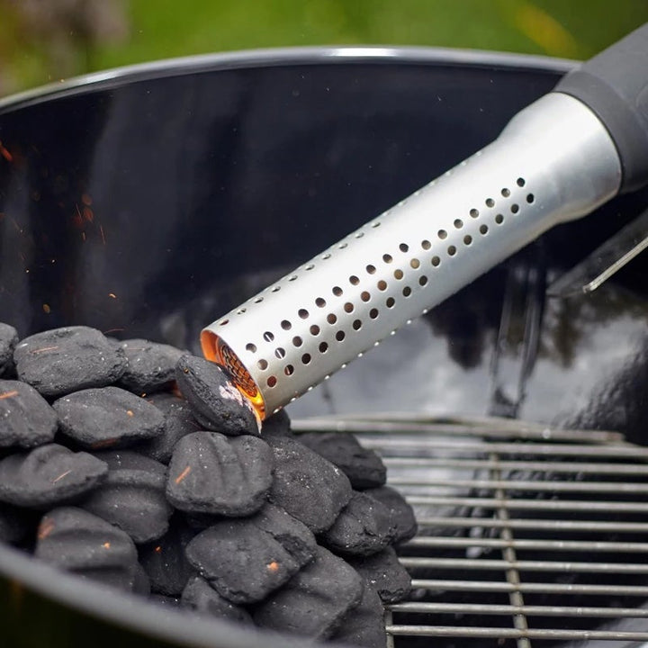 "Elektrisk koltändare i aluminium med lång metallrör, avger 650°C varm luft för snabb tändning av kol och ved."