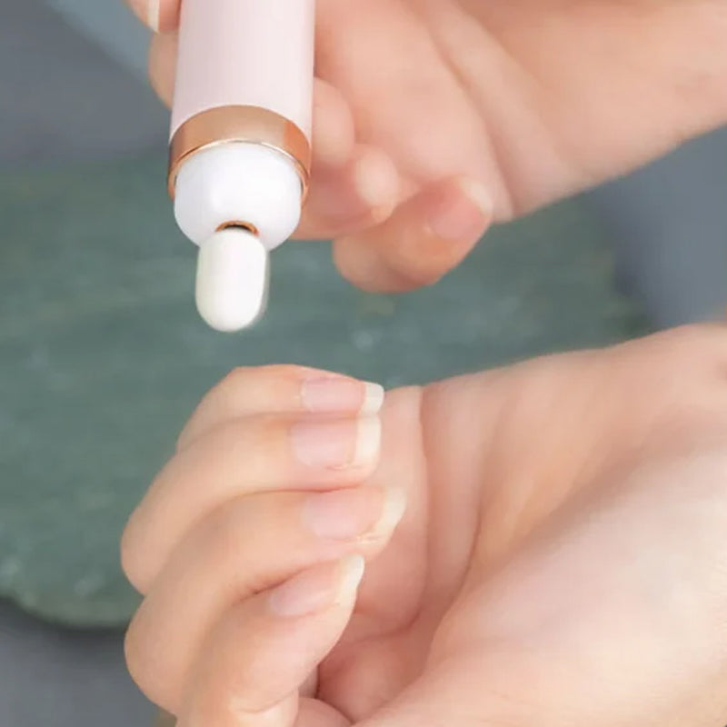 "Elektriskt manikyrset med ergonomisk design, perfekt för nagelvård hemma. Kompakt och bärbar för resor och dagligt bruk."