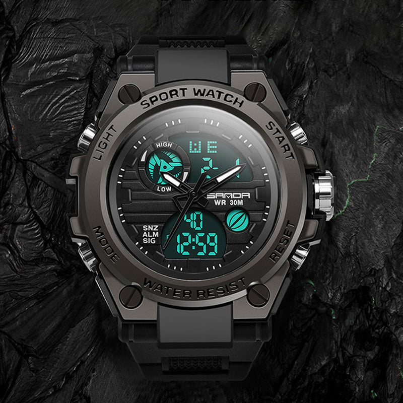 "Elektronisk dubbeltskärmsklocka, svart och armégrön, med silver och guld detaljer, för utomhusbruk och tidszonssynk."