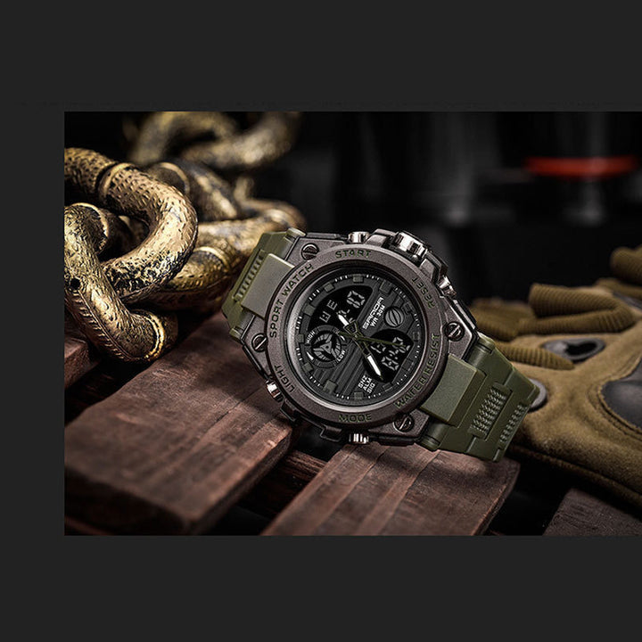 "Elektronisk dubbeltskärmsklocka, svart och armégrön, med silver och guld detaljer, för utomhusbruk och tidszonssynk."