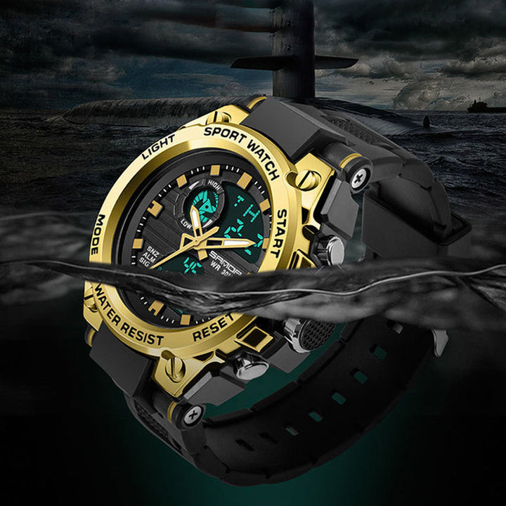 "Elektronisk dubbeltskärmsklocka, svart och armégrön, med silver och guld detaljer, för utomhusbruk och tidszonssynk."