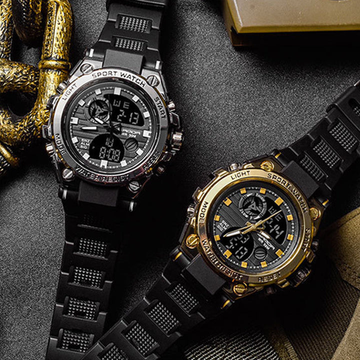 "Elektronisk dubbeltskärmsklocka, svart och armégrön, med silver och guld detaljer, för utomhusbruk och tidszonssynk."