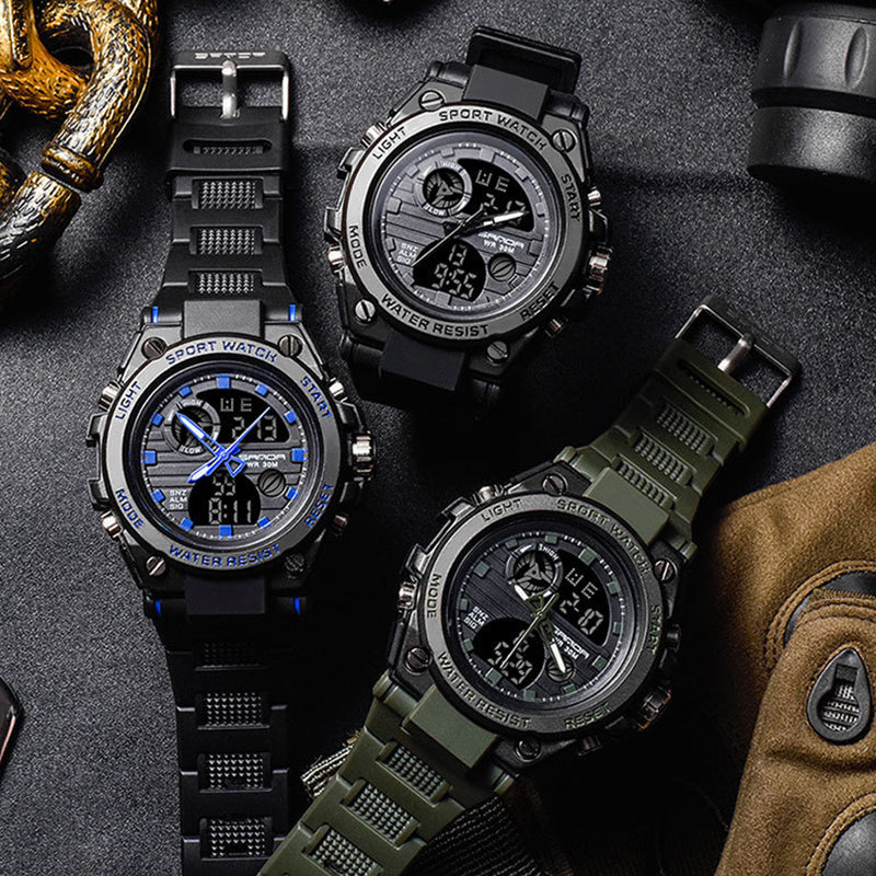 "Elektronisk dubbeltskärmsklocka, svart och armégrön, med silver och guld detaljer, för utomhusbruk och tidszonssynk."