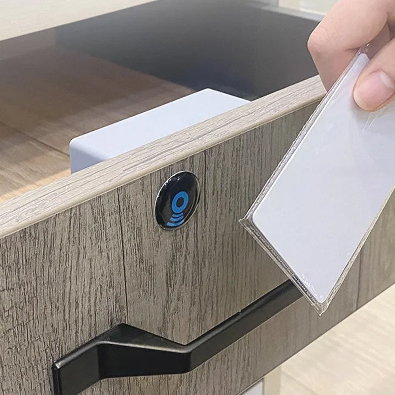 "Elektronisk skåplucka med smart RFID-lås, modern design i grått, svart eller vitt för säkra förvaringslösningar."