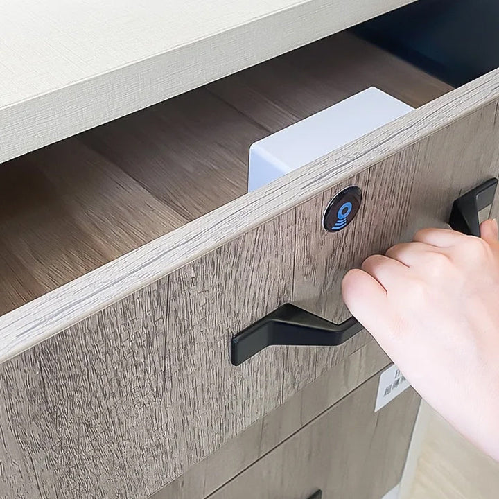 "Elektronisk skåplucka med smart RFID-lås, modern design i grått, svart eller vitt för säkra förvaringslösningar."