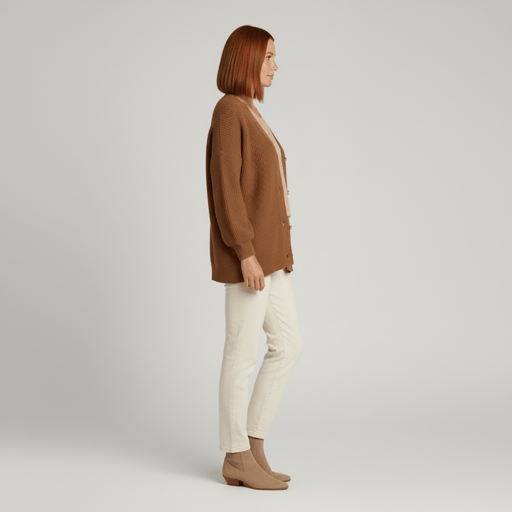 Modern kvinnors cardigan, avslappnad passform med knappar, en elegant del av vardagsmodet.