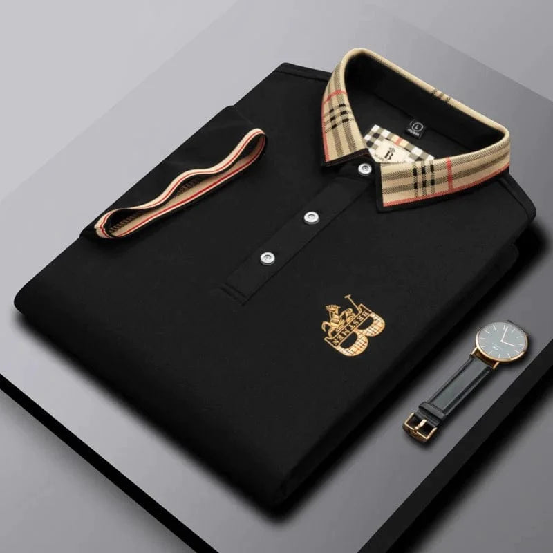Detaljbild av en marinblå herr pikétröja Matthew. Kortärmad polo med klassisk stil och krage.