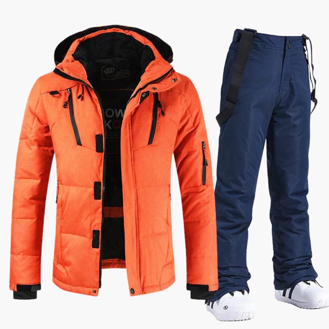 Herr skidset med huva i aktion på snöig backe; varmt & funktionellt herrskidset, perfekt för utförsåkning.
