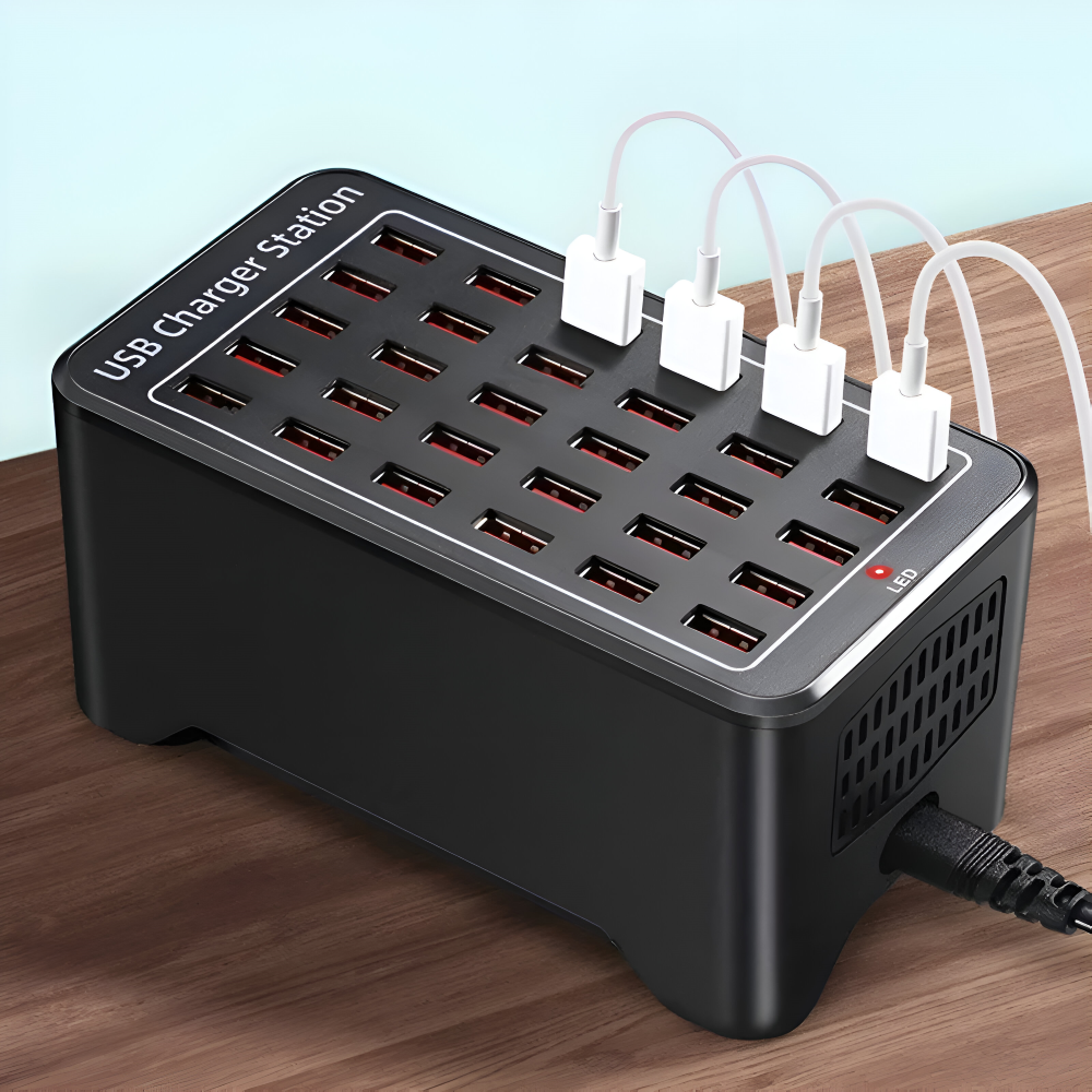 Närbild på en multi-USB-laddstation som visar flera portar för samtidig laddning av olika enheter.