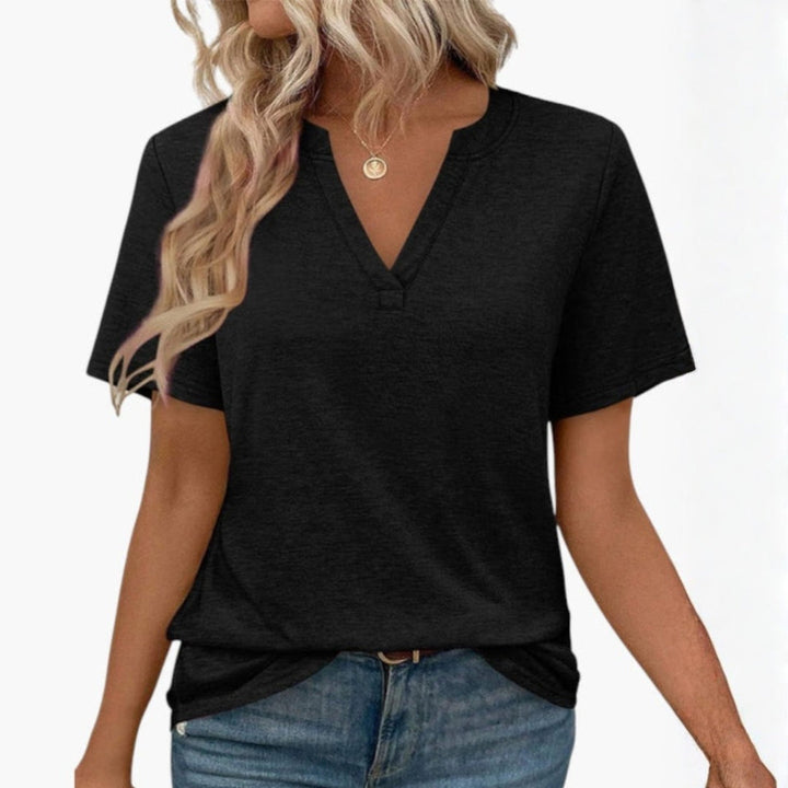 Kortärmad damtopp med V-ringning och ledig passform, perfekt för en avslappnad och modern sommarlook.