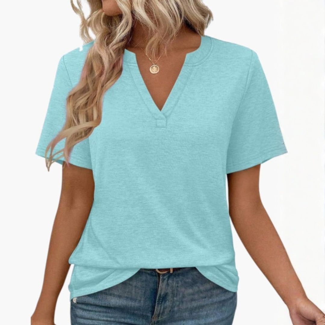 Bekväm dam-T-shirt med V-ringning och kort ärm, idealisk vardagstopp som passar till många outfits.