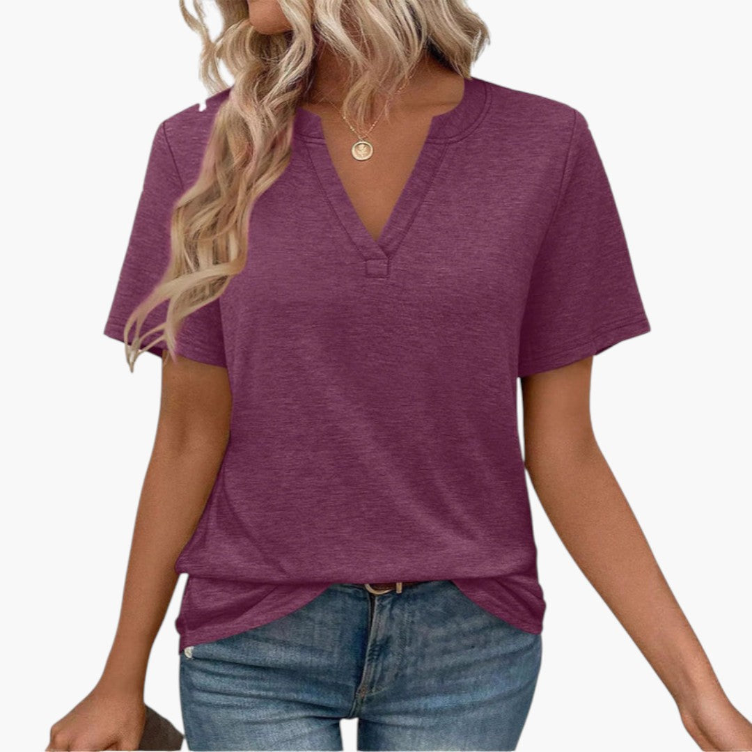 Stylad dam-T-shirt med V-ringning och kort ärm, visar hur den kan bäras för en snygg och ledig sommarstil.