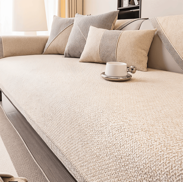 Skydda din soffa från husdjur och barn. Slitstarkt, halkfritt sofföverdrag i polyester, perfekt för vardagsrum.