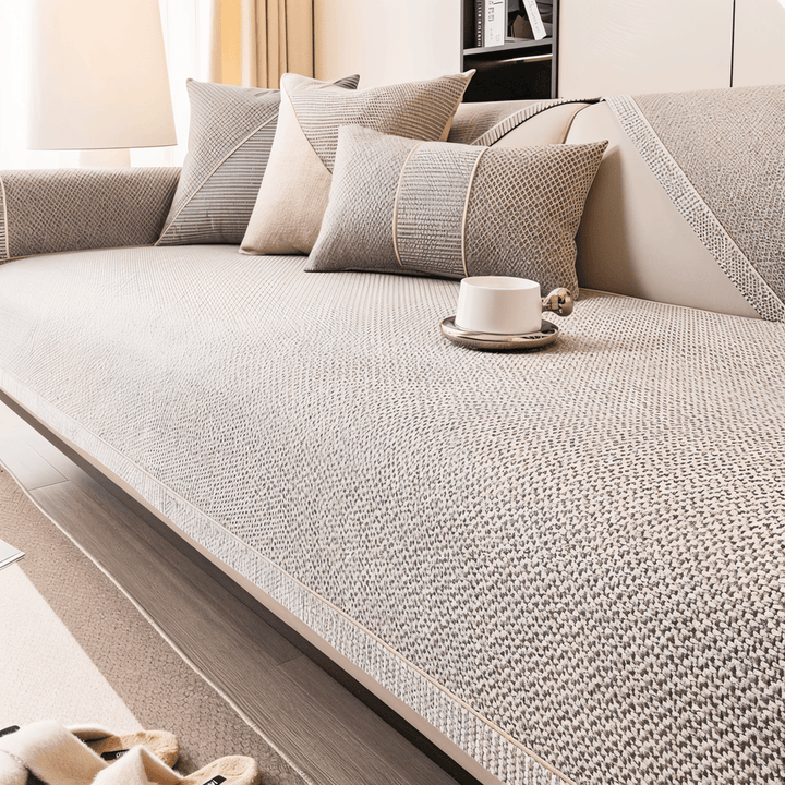 Uppgradera vardagsrummet med enfärgat sofföverdrag i polyester. Elegant, halkfri design för modern inredning.
