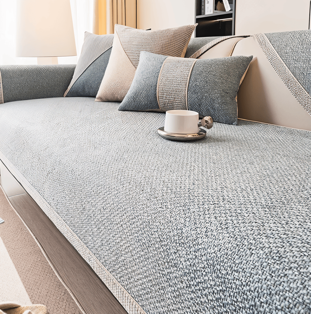 Komplett soffskydd med matchande kuddfodral. Halkfritt sofföverdrag i enfärgad, tvättbar polyester.