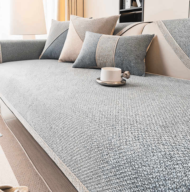 Komplett soffskydd med matchande kuddfodral. Halkfritt sofföverdrag i enfärgad, tvättbar polyester.