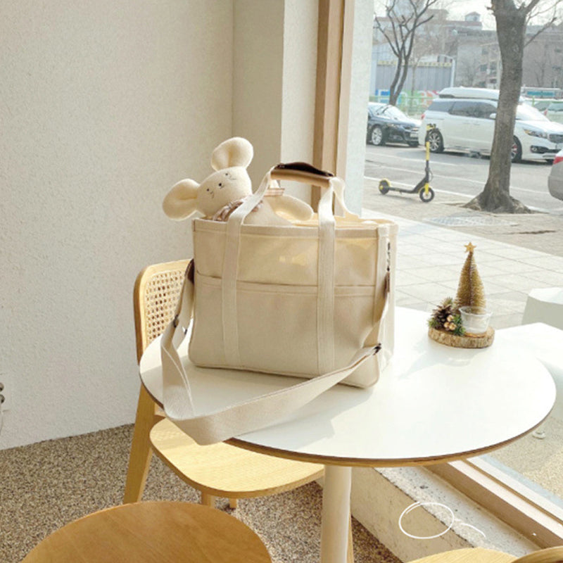 "Enfärgad dam tygkasse i robust canvas, med breda handtag och stor kapacitet. Perfekt som chic och hållbar väska."