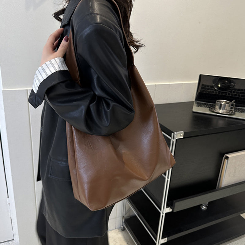 Enfärgad damaxelväska i stilfull PU-läder, modern design, justerbar rem, stor kapacitet, flera färgalternativ.