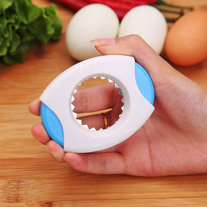 "Ergonomisk äggskalsöppnare i slumpmässiga färger, kompakt design, i kök, ABS och 420 stål, enkel användning."