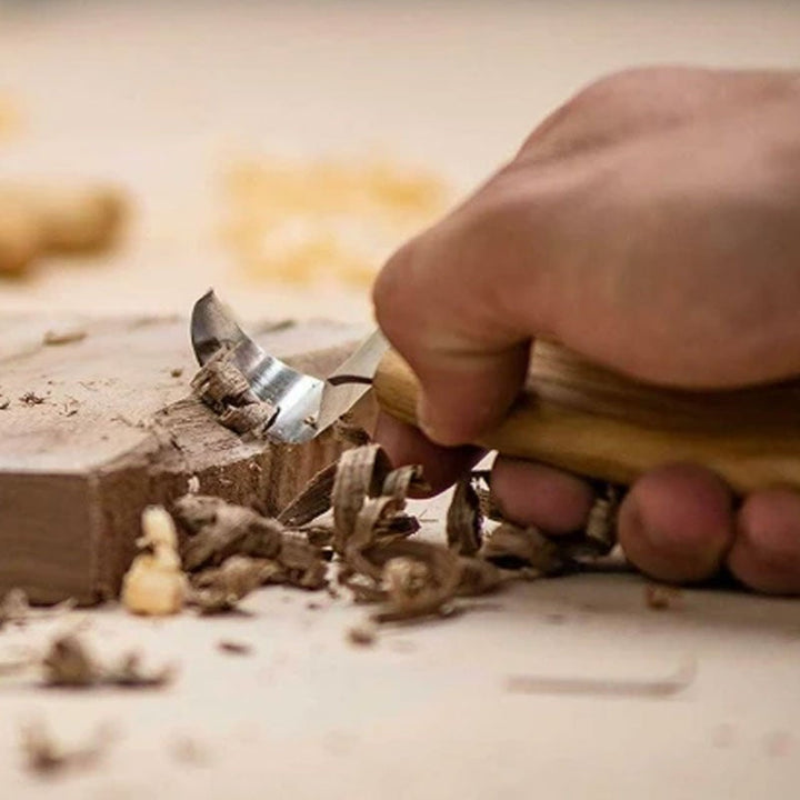"Ergonomisk böjd sniderkniv för träbearbetning, ultraskarpt krokslipat blad och ergonomiskt grepphandtag för precision."