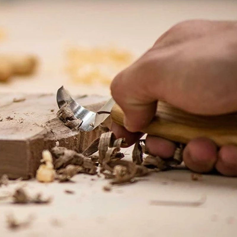 "Ergonomisk böjd sniderkniv för träbearbetning, ultraskarpt krokslipat blad och ergonomiskt grepphandtag för precision."