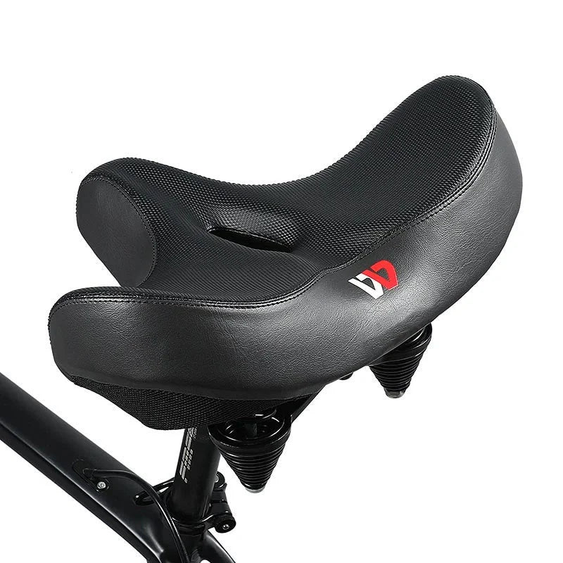 Ergonomisk bred cykelsadel med mjuk gelvaddering för optimal komfort på långa turer.