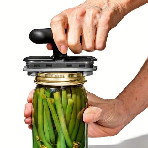 Ergonomisk burköppnare för enkel och säker öppning av burkar. Perfekt hjälpmedel i köket för alla hushåll.